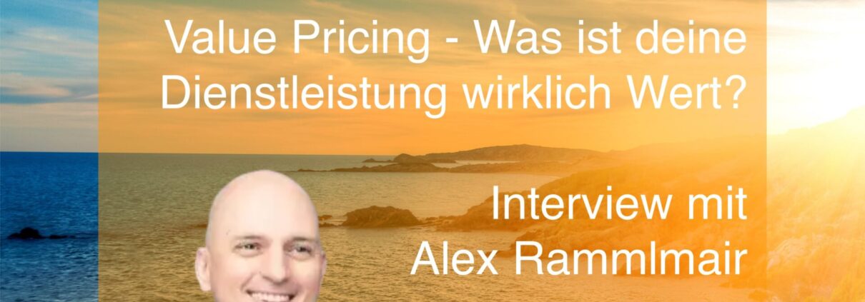 Podcast-Cover für die Folge 'Value Pricing - Was ist deine Dienstleistung wirklich Wert?' mit Alex Rammlmair, moderiert von Maik Pfingsten, Episode #302 von Lifestyle Entrepreneur. Das Bild zeigt einen Mann vor einer Küstenlandschaft bei Sonnenuntergang.